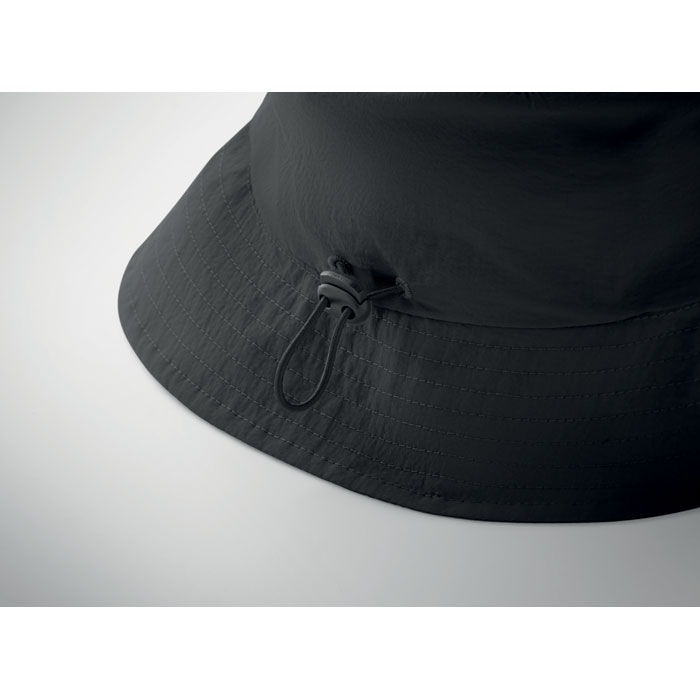 Bob imperméable personnalisé – mise en situation Bob imperméable personnalisé – mise en situation