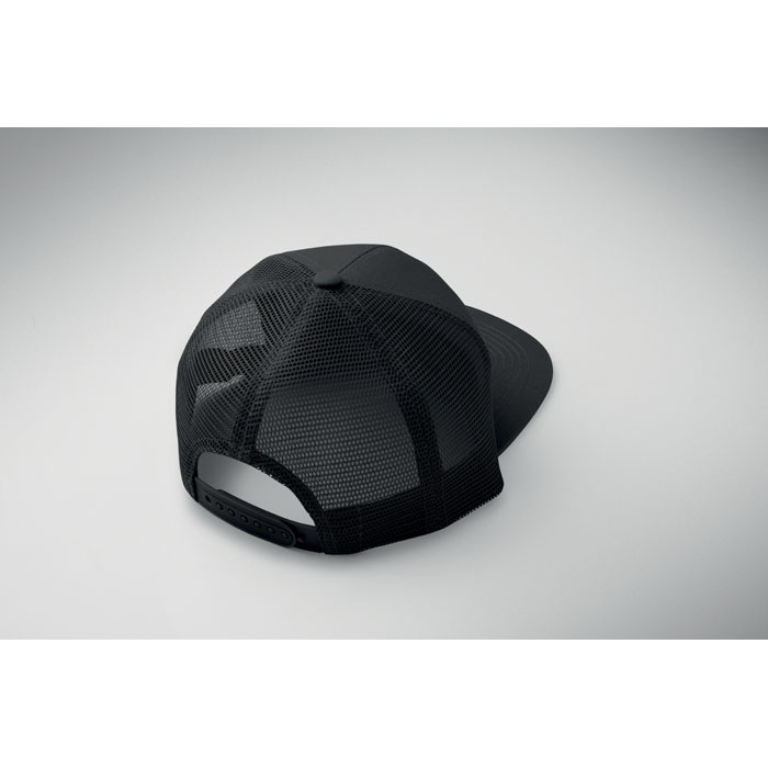 Casquette visière plate personnalisée – mise en situation Casquette visière plate personnalisée – mise en situation