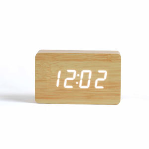Horloge digitale aspect bois clair