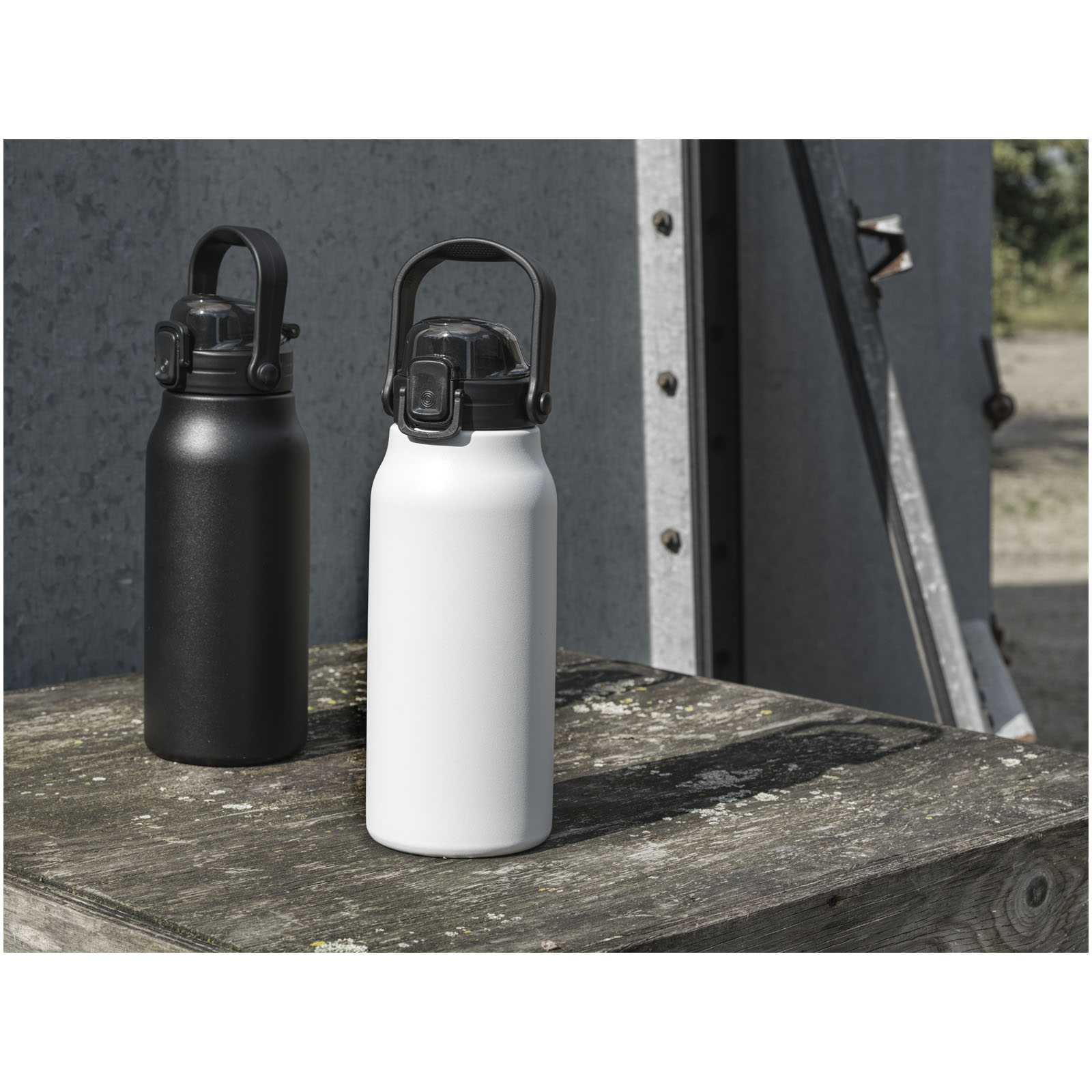 Bouteille isotherme sous vide Giganto de 1 600 ml en cuivre et acier inoxydable recyclé certifié RCS Bouteille isotherme sous vide Giganto de 1 600 ml en cuivre et acier inoxydable recyclé certifié RCS – vue 2