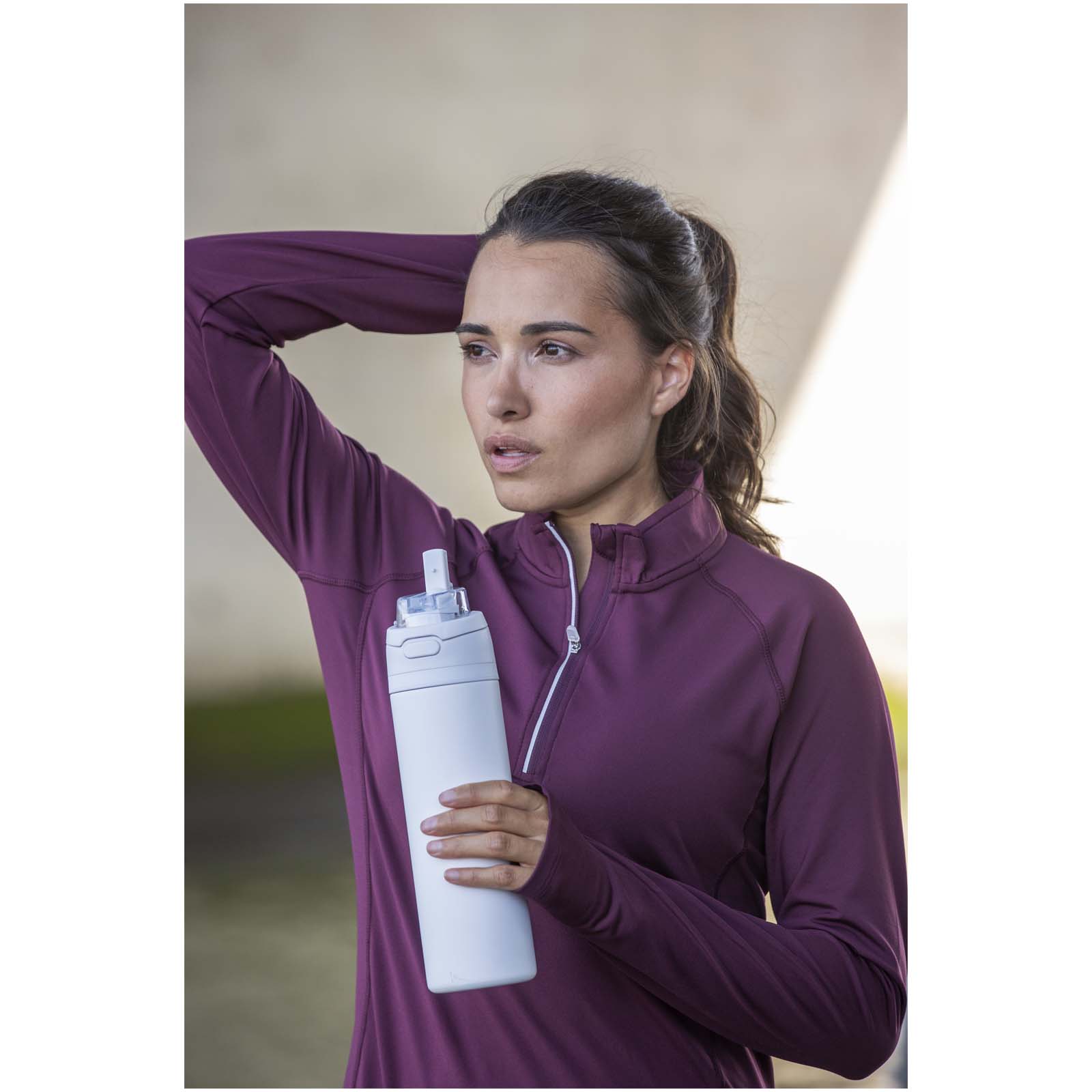 Bouteille d’eau Theron 800 ml en acier inoxydable à simple paroi recyclé RCS, avec bouchon à double fonction et paille rabatt Bouteille d’eau Theron 800 ml en acier inoxydable à simple paroi recyclé RCS, avec bouchon à double fonction et paille rabatt – vue 2