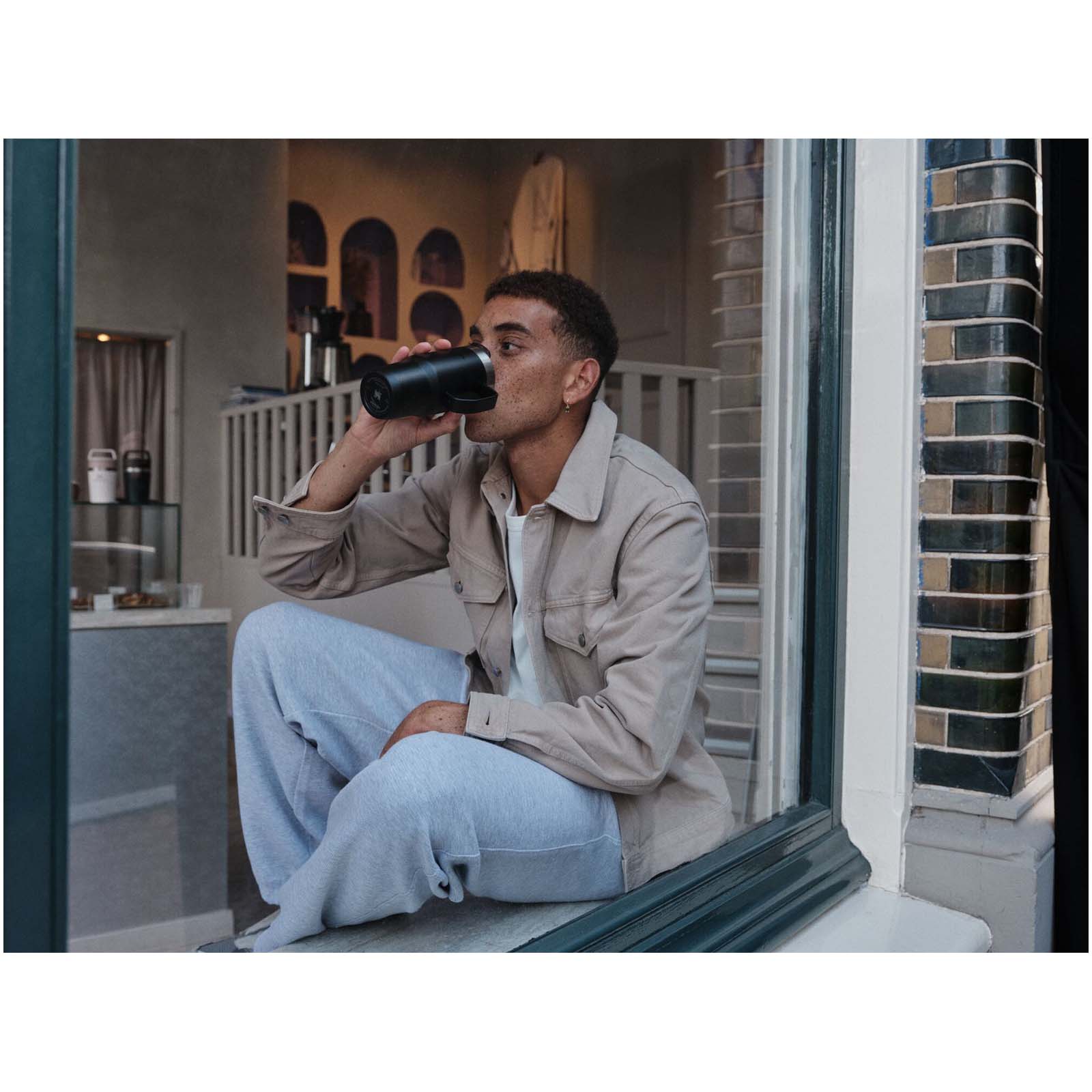 Mug isotherme Stanley Everyday Suburban 473 ml en acier inoxydable recyclé Mug isotherme Stanley Everyday Suburban 473 ml en acier inoxydable recyclé – vue 2