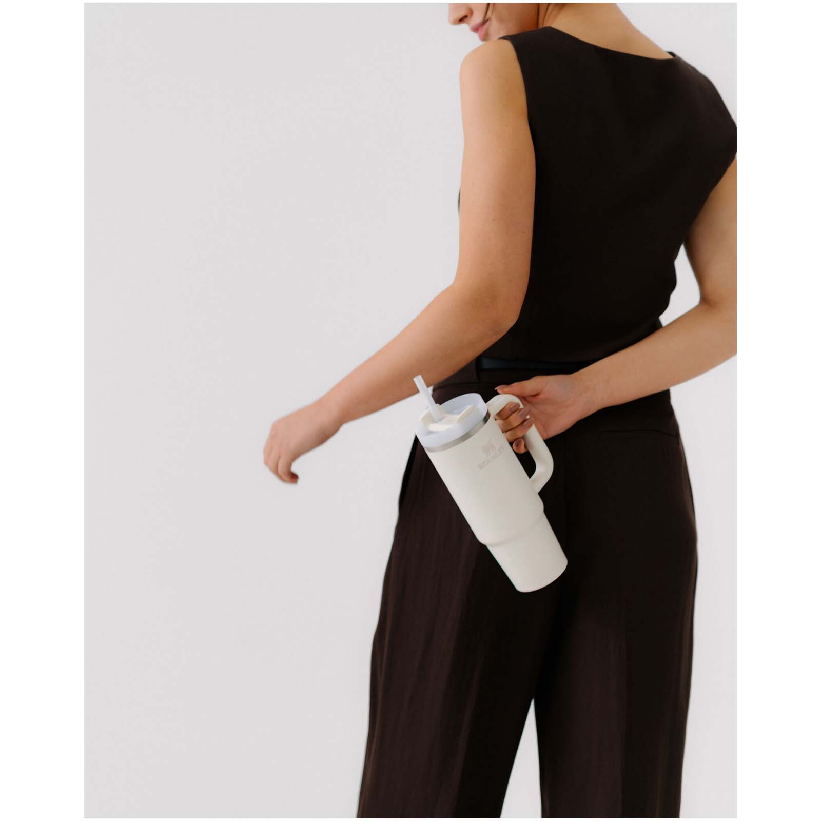 Gobelet isotherme Stanley Quencher® H2.0 FlowState™ 890 ml en acier inoxydable recyclé Gobelet isotherme Stanley Quencher® H2.0 FlowState™ 890 ml en acier inoxydable recyclé – vue 2