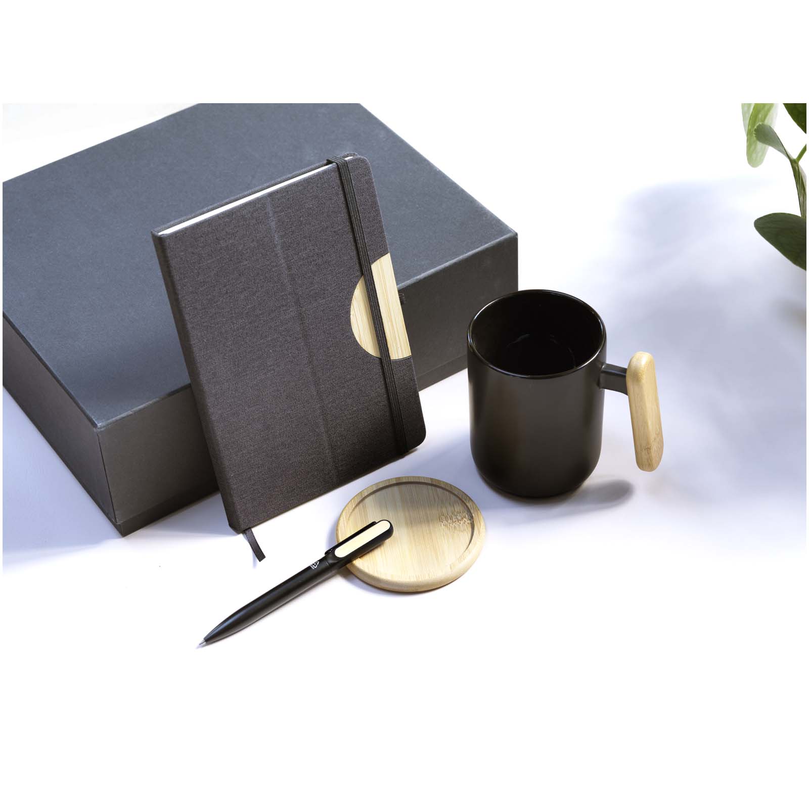 Coffret cadeau Laura avec carnet à couverture rigide A5 et stylo bille (encre noire) Coffret cadeau Laura avec carnet à couverture rigide A5 et stylo bille (encre noire) – vue 2