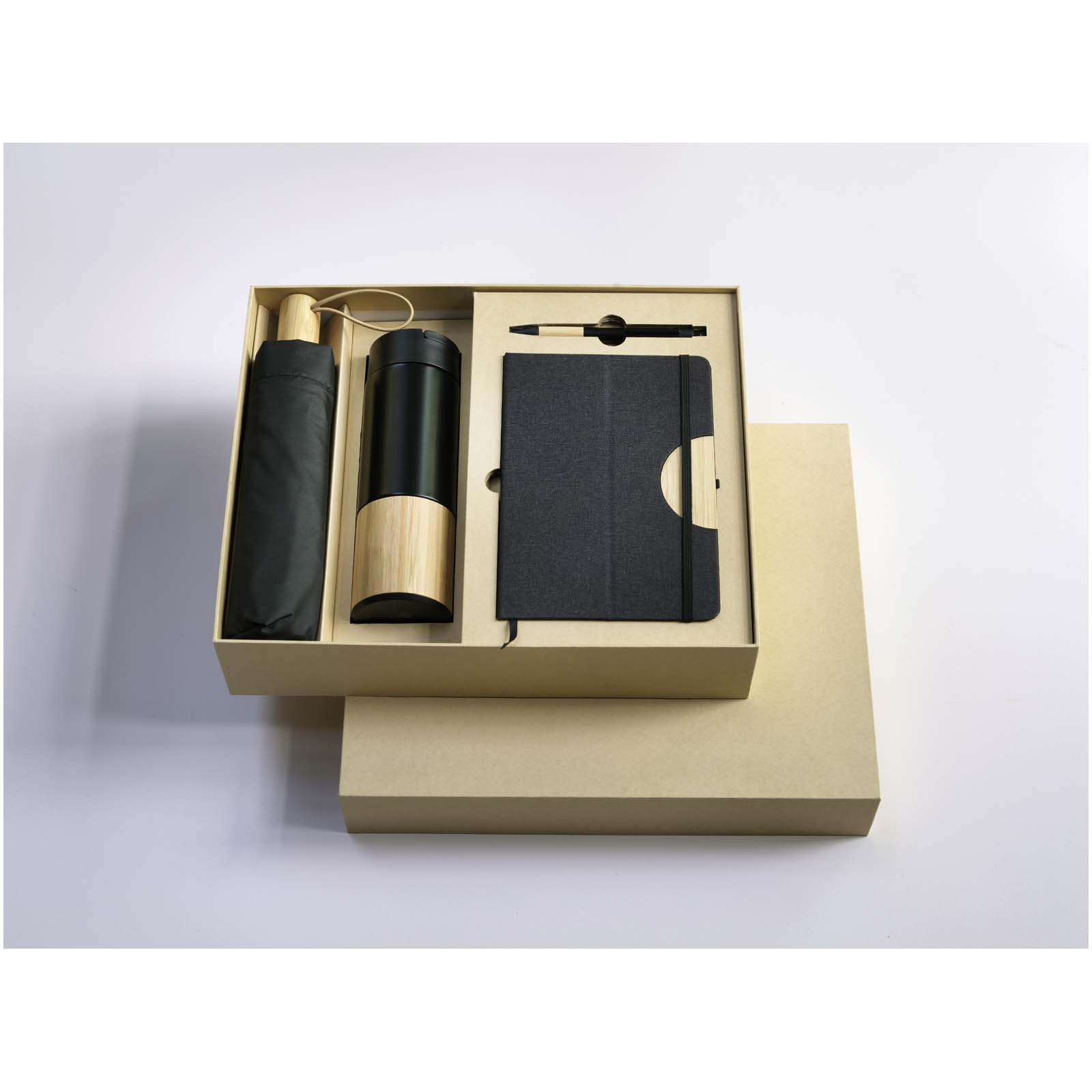 Coffret cadeau Carmen avec carnet à couverture rigide A5 et stylo bille (encre noire) Coffret cadeau Carmen avec carnet à couverture rigide A5 et stylo bille (encre noire) – vue 2