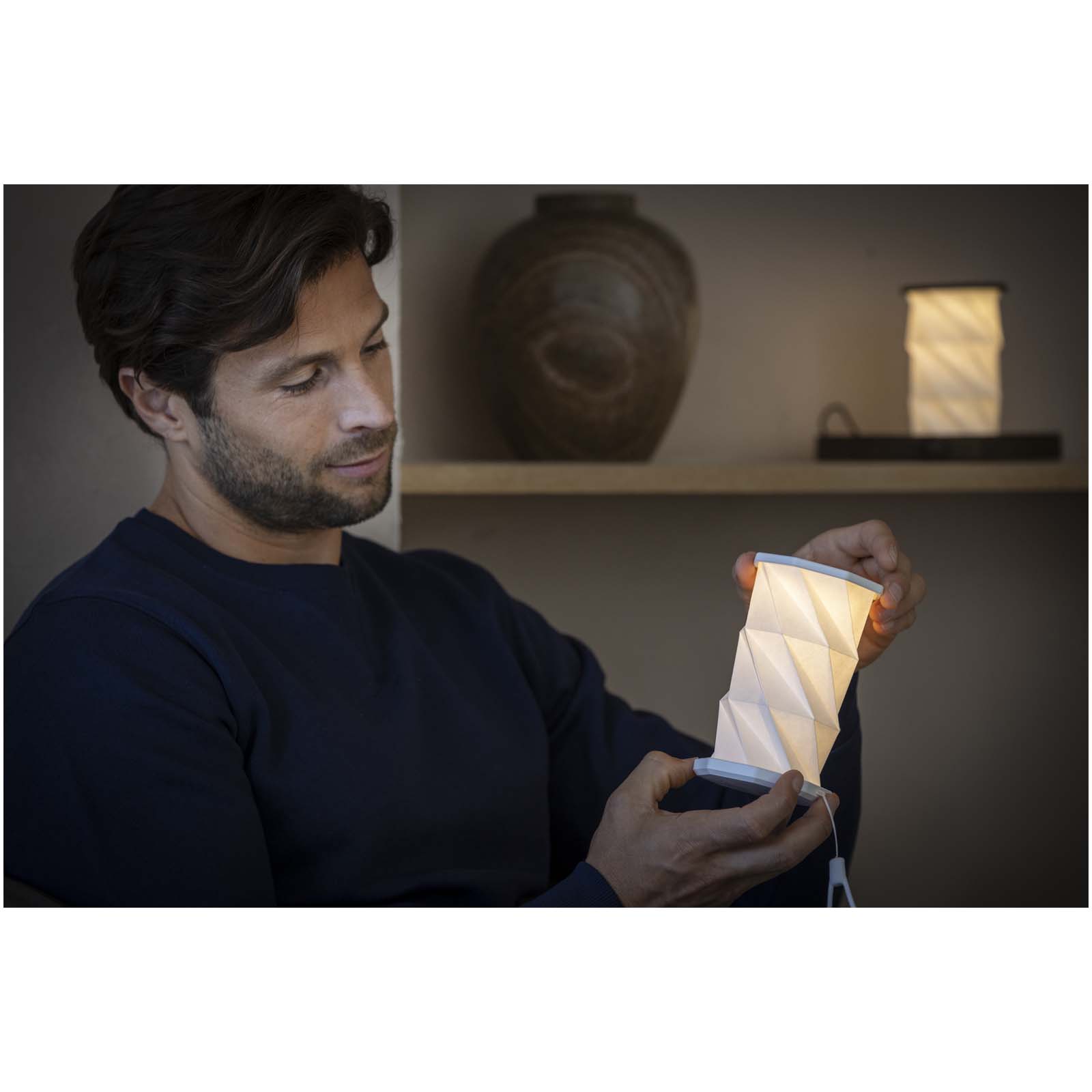 Lampe de table pliable et à intensité variable Celestia en plastique recyclé Lampe de table pliable et à intensité variable Celestia en plastique recyclé – vue 2