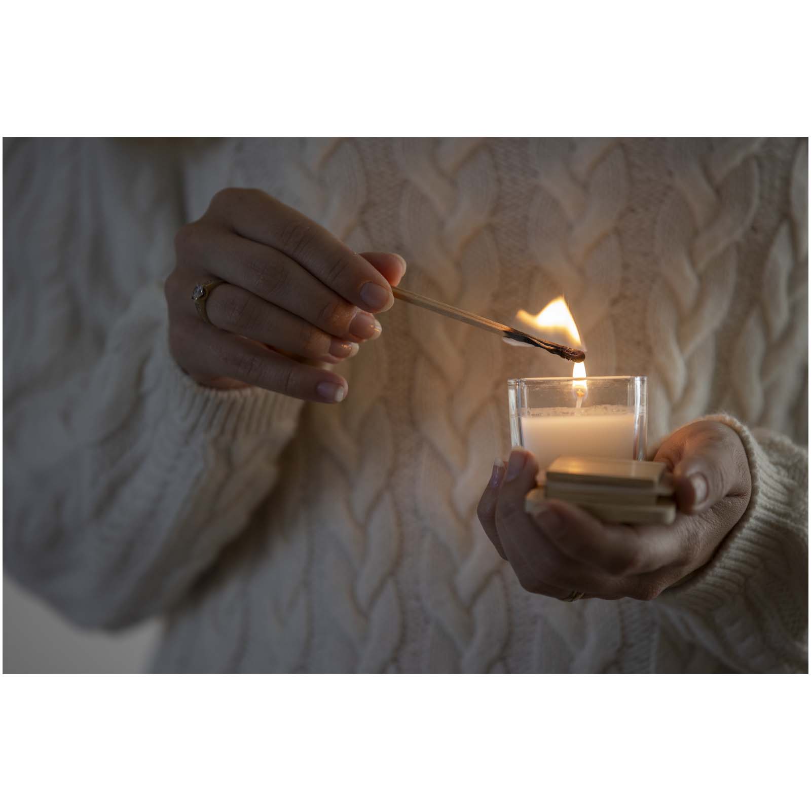 Bougie carrée Ambra en verre avec couvercle en bambou Bougie carrée Ambra en verre avec couvercle en bambou – vue 2