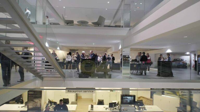 Invités réunis sur les deux niveaux du showroom