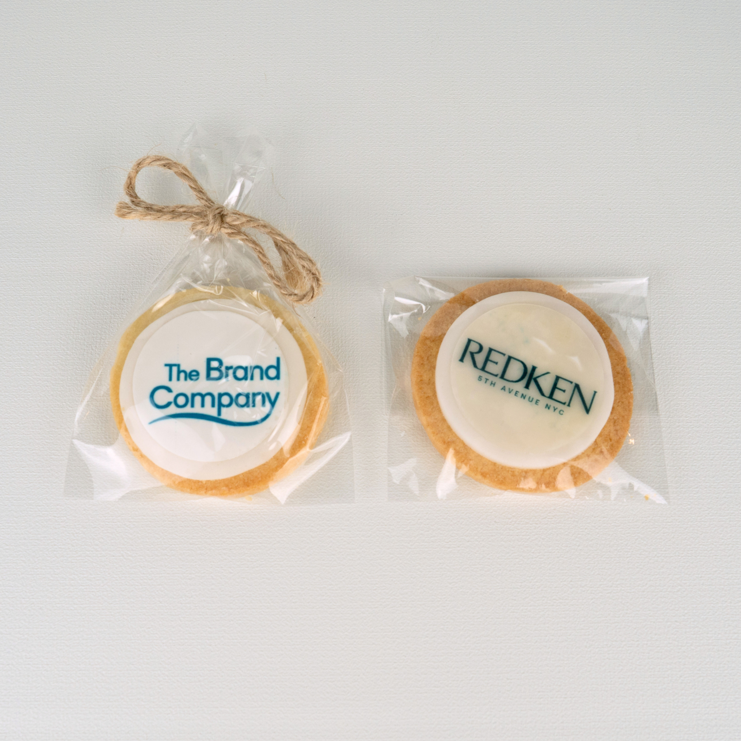 Biscuit De-Luxe 5-6 cm. Personnalisé avec du papier sucre. Emballé individuellment Biscuit De-Luxe 5-6 cm. Personnalisé avec du papier sucre. Emballé individuellment