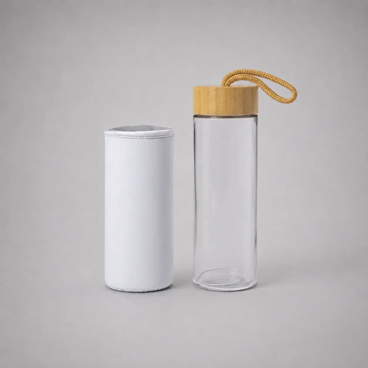 Bouteille en verre de 530 ml avec bouchon en bambou ZEN 53. Bouteille en verre de 530 ml avec bouchon en bambou ZEN 53.