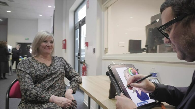 Caricaturiste dessinant un invité sur tablette
