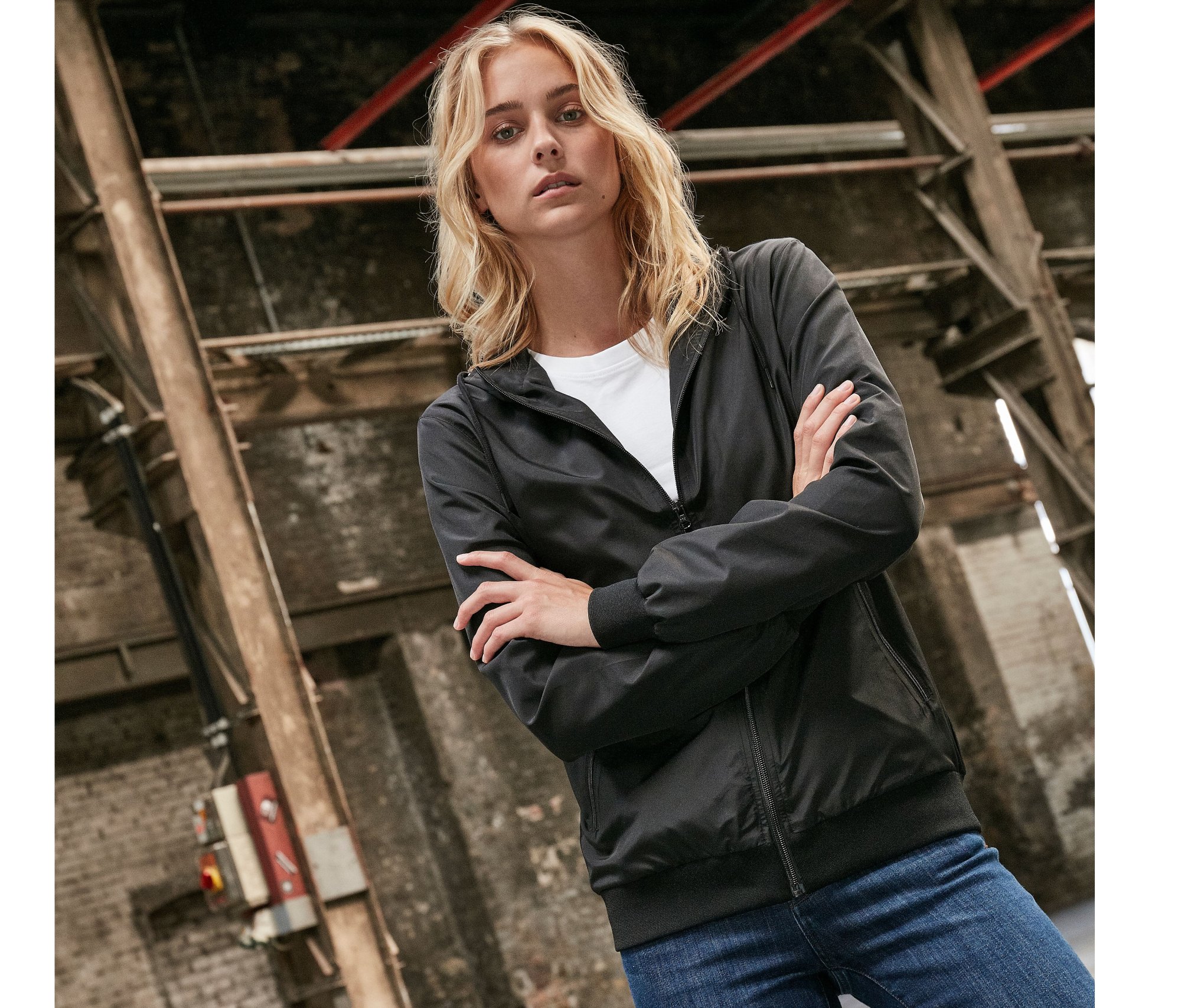 Coupe-vent de sport femme Build Your Brand Ladies Recycled Windrunner Coupe-vent de sport femme Build Your Brand Ladies Recycled Windrunner