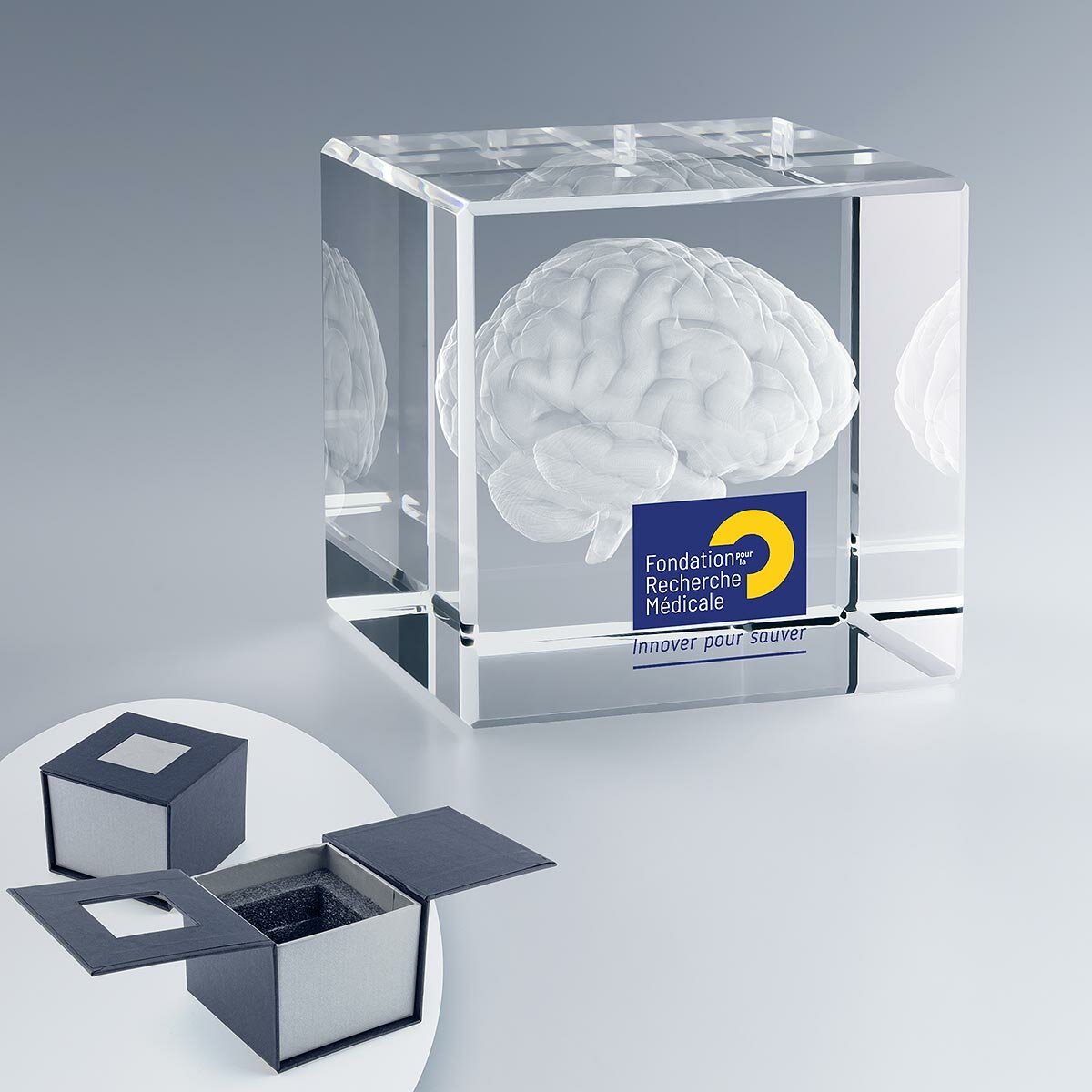 Cube en verre 6 cm personnalisé – Gravure 2D/3D Cube en verre 6 cm personnalisé – Gravure 2D/3D