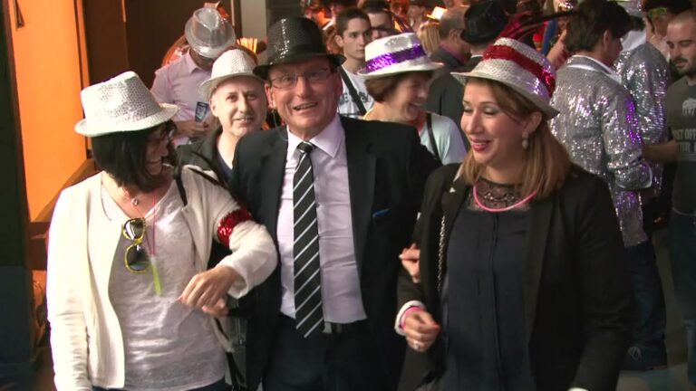 Arrivée des invités costumés à la Disco Party Metin