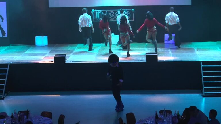 Danseurs sur scène pendant la Disco Party