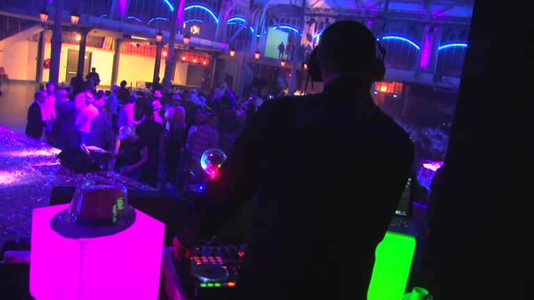 DJ et piste de danse de la Disco Party