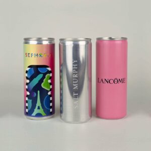 Eau gazeuse en canette ou légèrement pétillante.