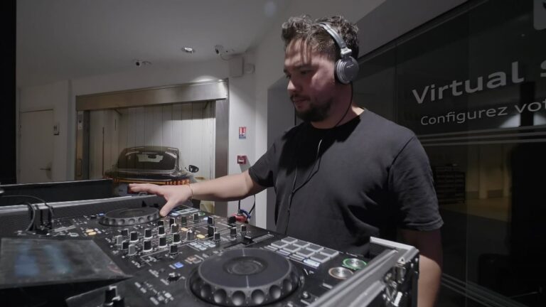 DJ aux platines dans le showroom Audi Bauer Paris