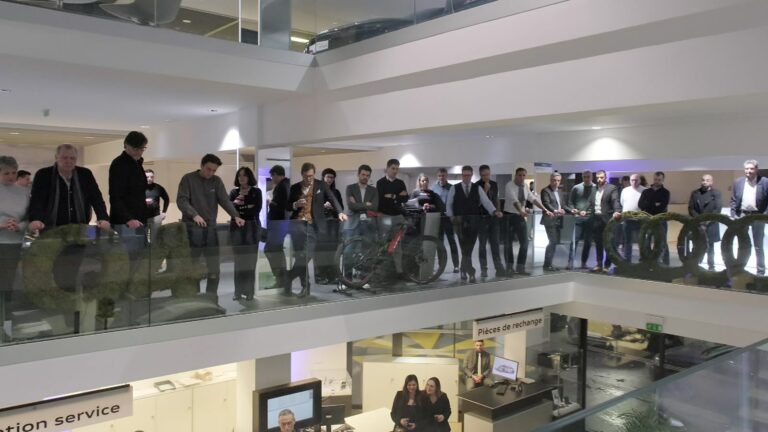 Invités en mezzanine pendant la soirée de lancement