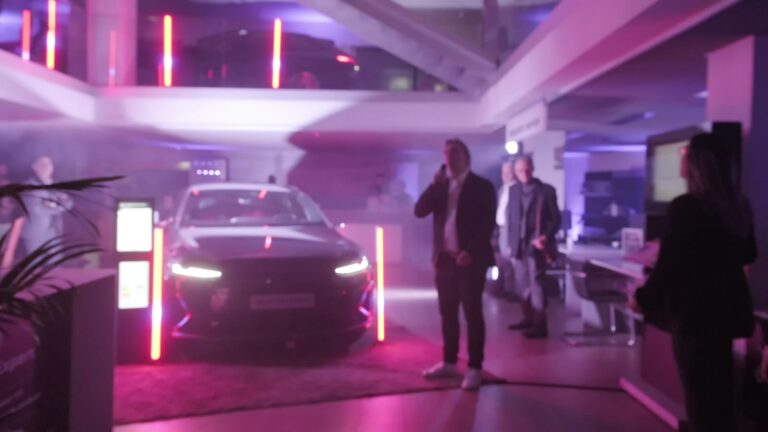 Prise de parole devant la nouvelle Audi A6 e-tron