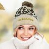 Lot de 36 Bonnets Léopards Brodés à Pompon avec Mot Fantaisie