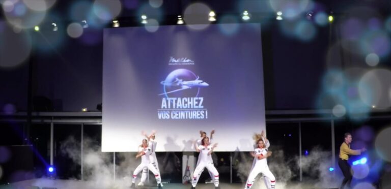 Danseuses et danseurs sur scène au Musée de l'Air et de l'Espace