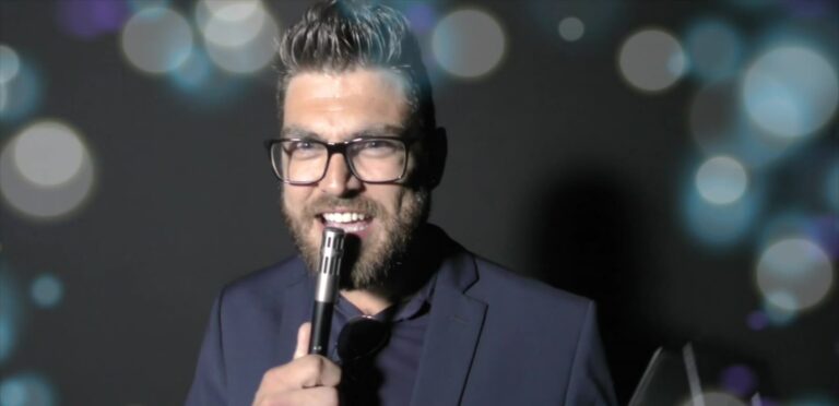 Animateur de la soirée au micro