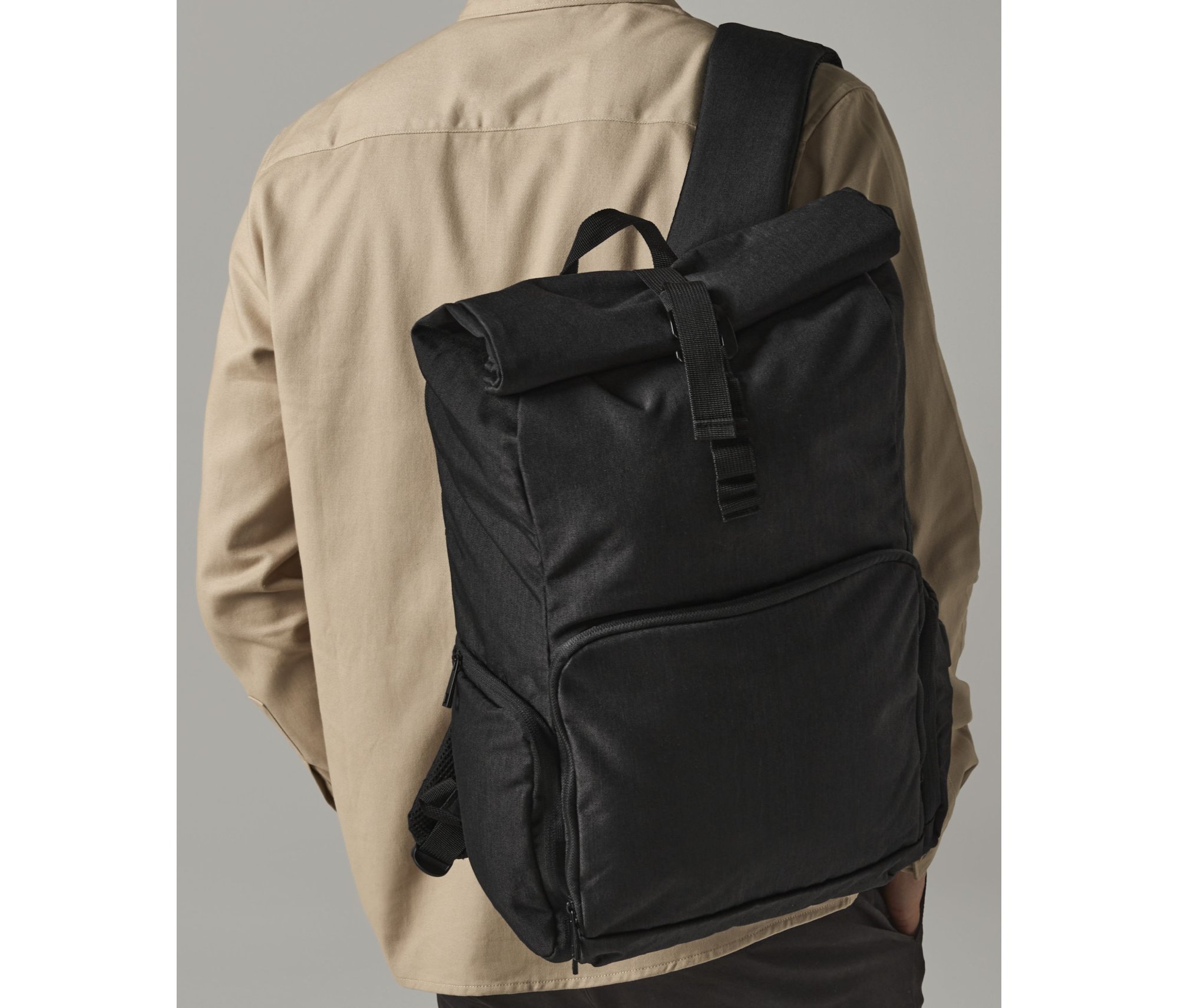Sac à dos avec rabat enroulable et chargeur Q-Tech Quadra Charge Roll-Top Backpack Sac à dos avec rabat enroulable et chargeur Q-Tech Quadra Charge Roll-Top Backpack