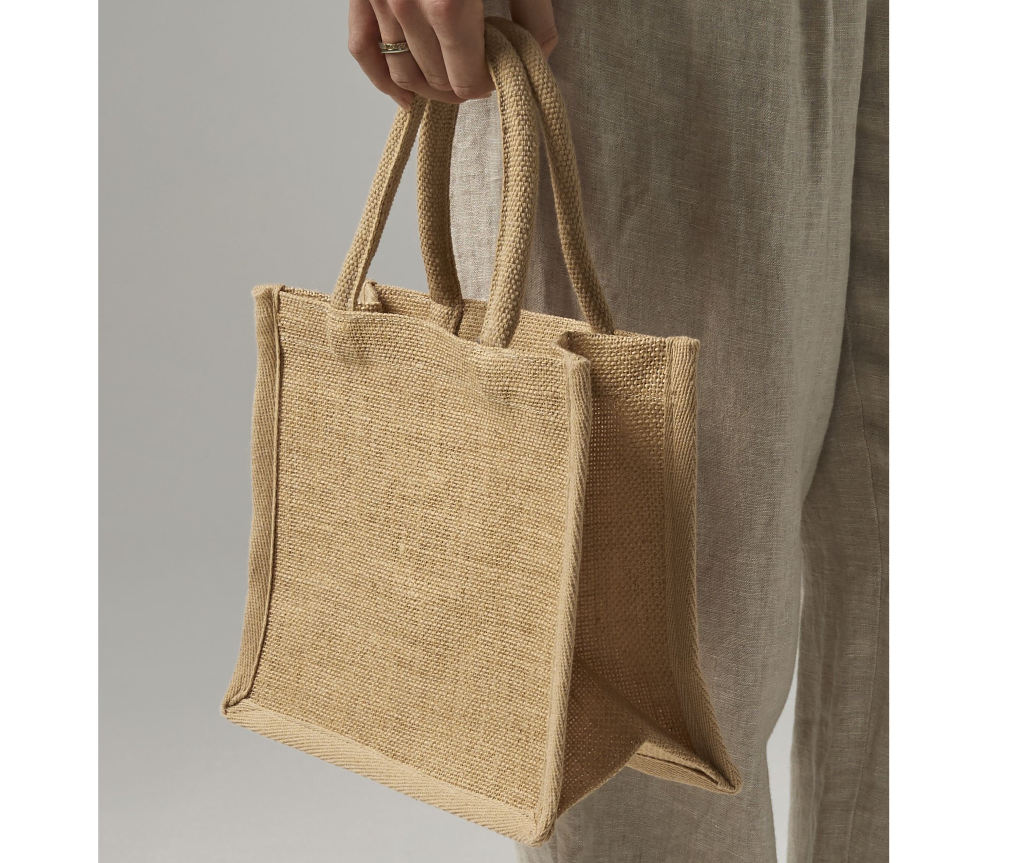 Sac shopping cadeau en toile de jute Westford Mill Natural Starched Mini Gift Bag Sac shopping cadeau en toile de jute Westford Mill Natural Starched Mini Gift Bag