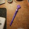 Stylo KPop Demon Hunters avec Figurine Logo Huntrix