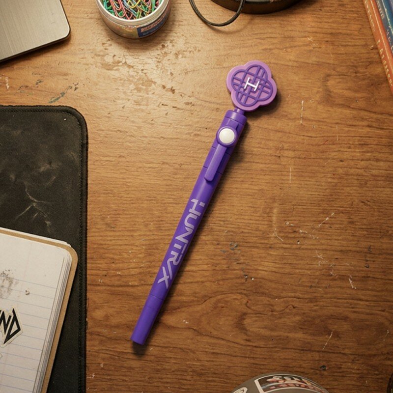Stylo KPop Demon Hunters avec Figurine Logo Huntrix Stylo KPop Demon Hunters avec Figurine Logo Huntrix